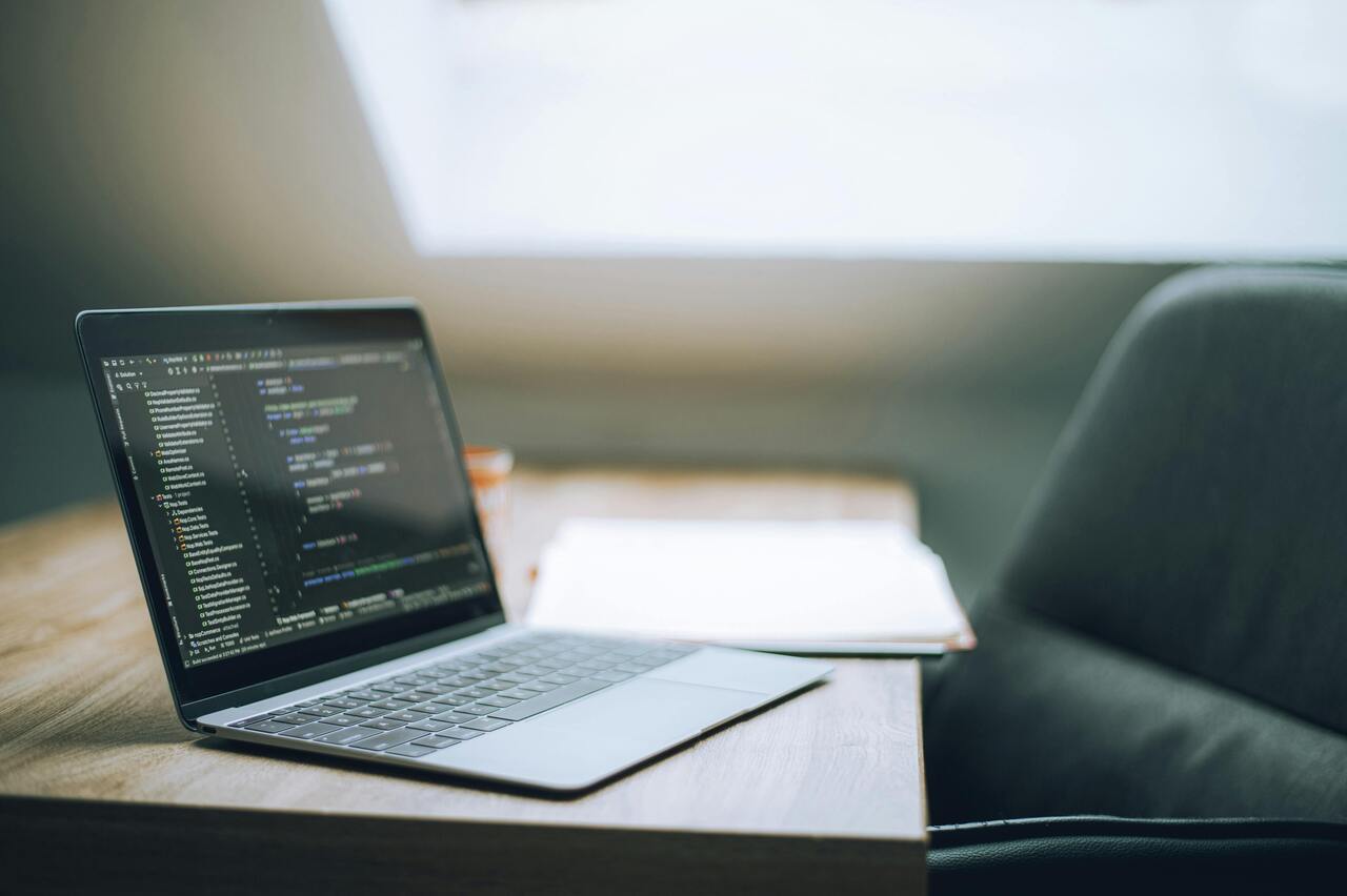 Mockup van macbook met programmeer code